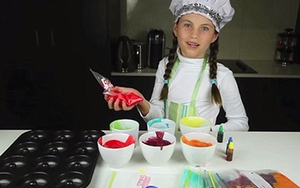 Clip làm bánh của bé gái 8 tuổi thu tiền tỷ